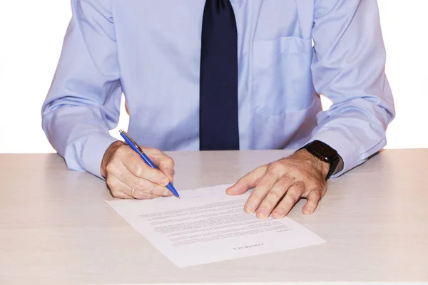 Un hombre de negocios firma un contrato y da dinero en efectivo . — Foto de Stock