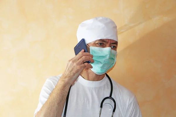 Un médico que utiliza las llamadas de Internet en un teléfono inteligente . —  Fotos de Stock