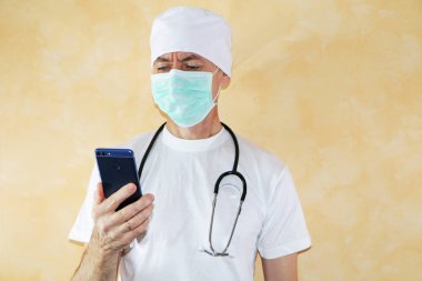 İnternet aramalarını akıllı telefondan kullanan bir doktor..