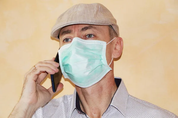 Бизнесмен в отпуске в медицинской маске защищался от — стоковое фото