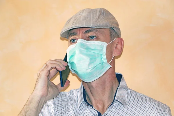 Бизнесмен в отпуске в медицинской маске защищался от — стоковое фото
