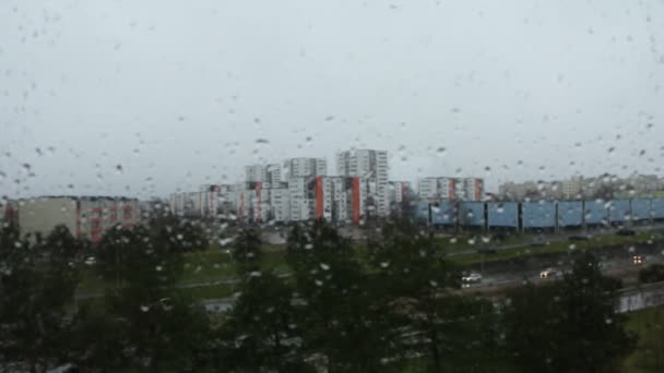 Utsikt Från Kontorsfönstret Regnigt Väder Stadens Gator — Stockvideo