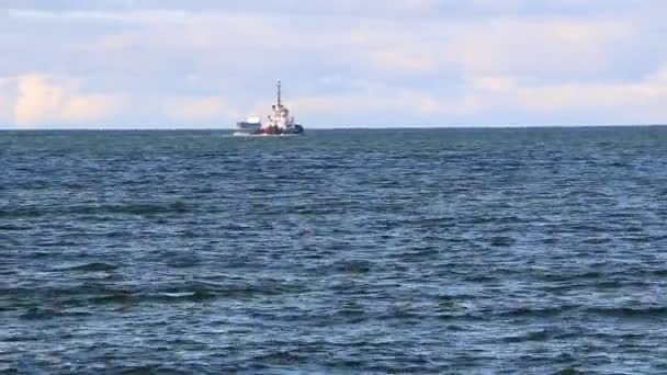 在阳光明媚的海面上 一艘领航船和一艘油轮漂浮着 — 图库视频影像