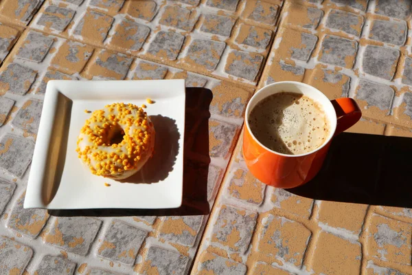 Tasse Avec Café Gâteau Sur Une Assiette Blanche Sur Sol — Photo