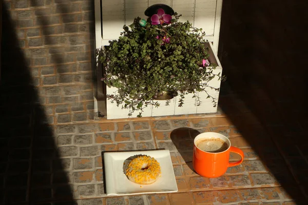 Tasse Avec Café Gâteau Sur Une Assiette Blanche Sur Sol — Photo