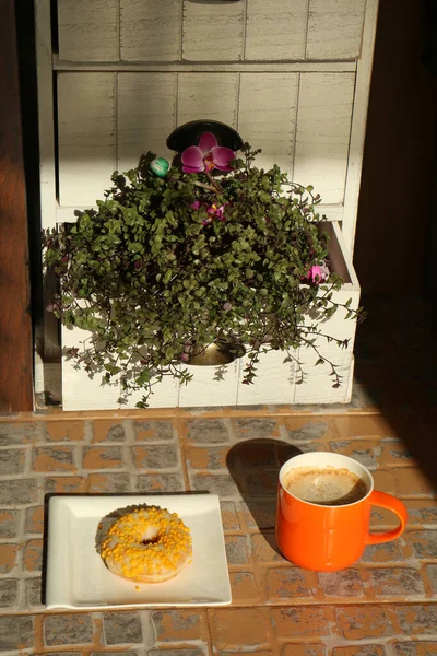 Tasse Avec Café Gâteau Sur Une Assiette Blanche Sur Sol — Photo