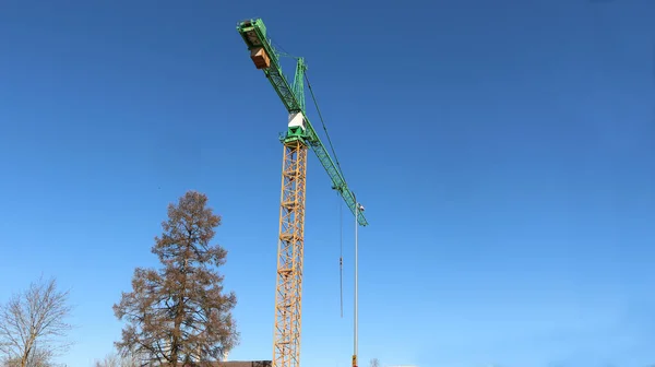 Turmdrehkran Arbeitet Auf Einer Baustelle Blauer Himmel Hintergrund — Stockfoto