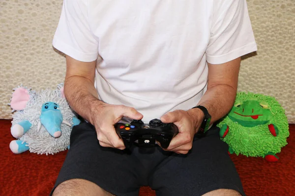 Hombre Con Pantalones Cortos Rayas Una Camiseta Blanca Está Cuarentena — Foto de Stock