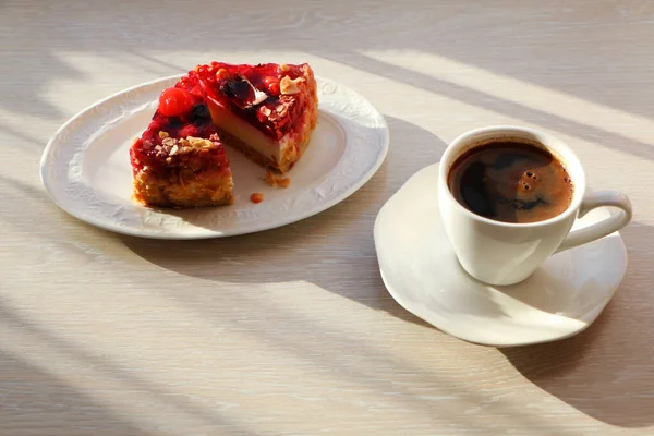 Concept Close Mug Aromatic Coffee Cake Table — Stock Photo, Image