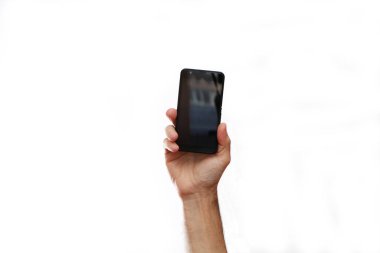 Beyaz arka planda uzanan bir el telefonunda.