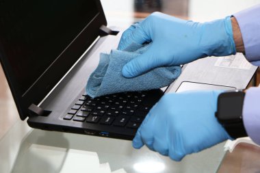 Sağlık kavramı - ofiste temizlik, bilgisayar virüslerinden ve işyerinden dezenfeksiyon.
