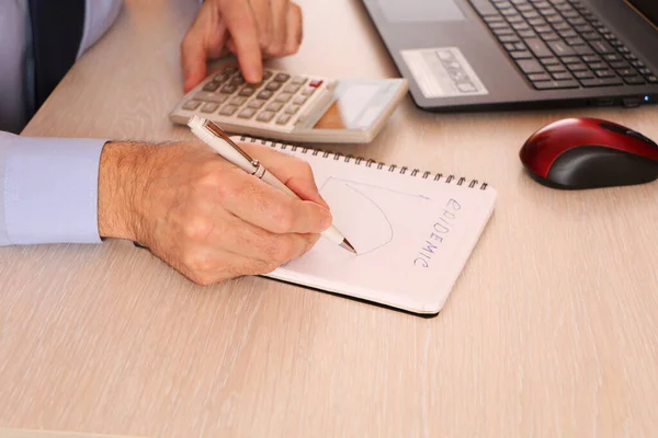 Hombre Negocios Tiene Bolígrafo Tiempo Calcular Los Datos Gráfico Muestra — Foto de Stock