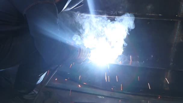 高度に熟練した溶接機は 組立工場で金属構造物を溶接します 溶接工程135 — ストック動画