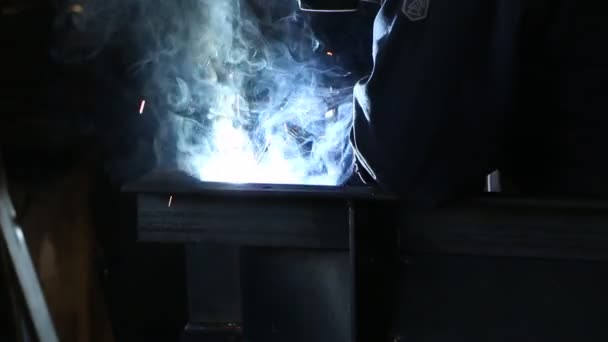 Een Zeer Bekwame Lasser Lassen Een Metalen Structuur Een Assemblagefabriek — Stockvideo