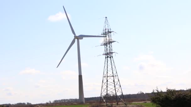 风力发电机组风力发电机组或风力发电机组轮流在室外用太阳和蓝天发电 节能和可持续能源的概念 — 图库视频影像