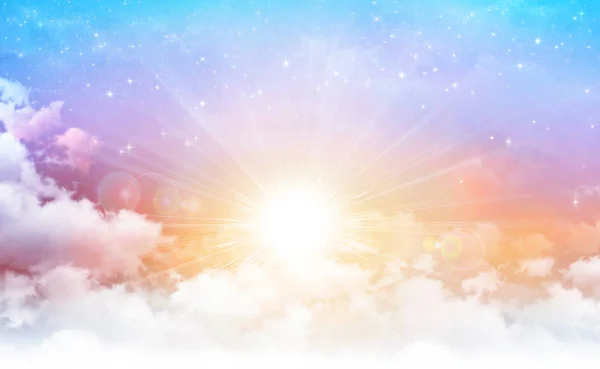 Сонячне сяйво в прекрасному небі — стокове фото