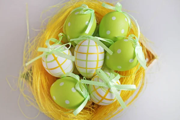 Oeufs de Pâques colorés dans le nid — Photo