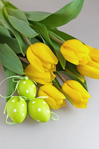 Easter eggs and yellow tulips — Stock Photo, Image