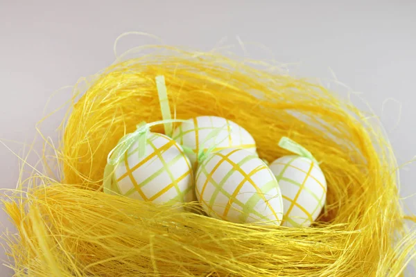 Barevná velikonoční vajíčka v hnízdě — Stock fotografie
