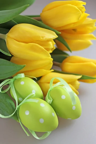 Easter eggs and yellow tulips — Stock Photo, Image