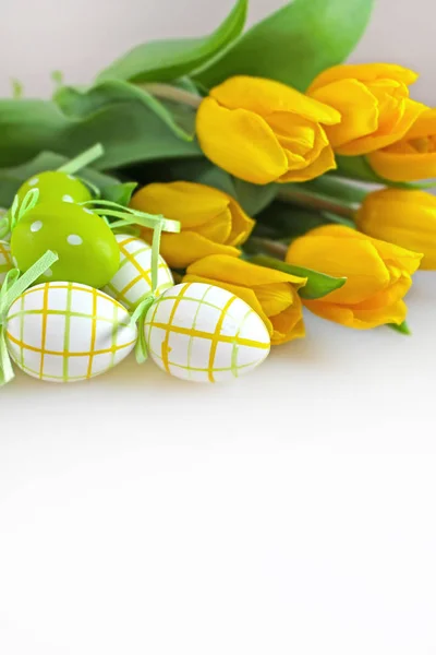 Easter eggs and yellow tulips — Stock Photo, Image