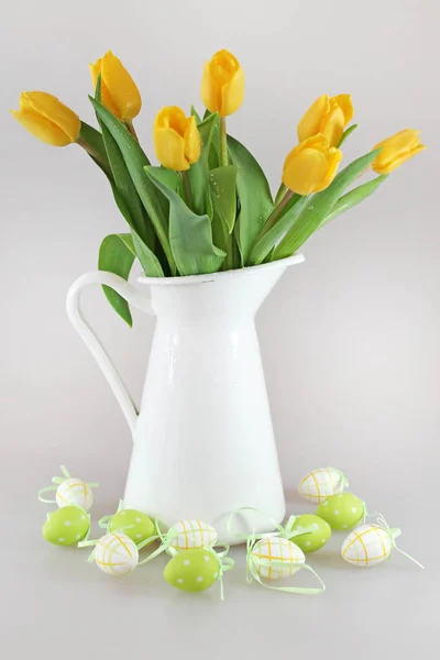 Tulipany bukiet i Wielkanoc jaja — Zdjęcie stockowe