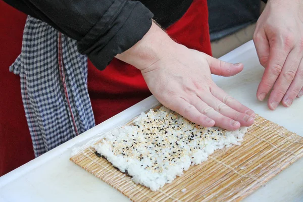Приготування суші рулону — стокове фото