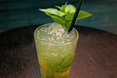 Mojito kokteyl portre.