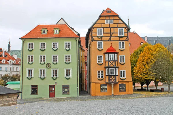 集团的主要市场在海布，捷克共和国广场上的中世纪房屋 — 图库照片