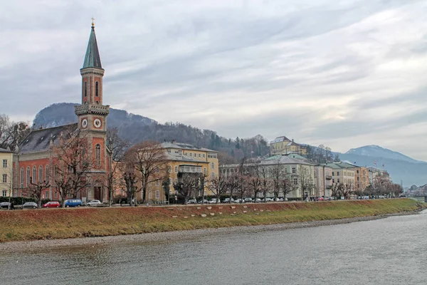 与 Salzach 河在冬天，奥地利的萨尔茨堡视图 — 图库照片