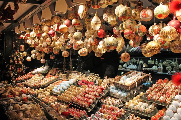 Kerstdecoratie op komst markt te koop. — Stockfoto