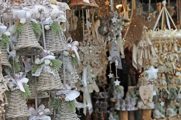 Kerstversiering op de adventsmarkt. — Stockfoto