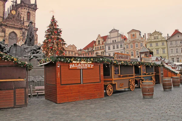Praag-kerstmarkt op de oude stadsplein In Praag. — Stockfoto