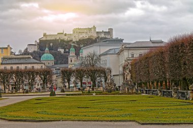 Festung Hohensalzburg Mirabell bahçeleri görünümünü.