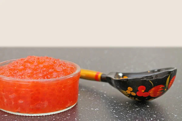 Caviar Rojo Cuenco Vidrio Cuchara Madera Pintada Estilo Tradicional Khokhloma —  Fotos de Stock