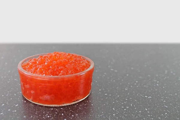 Glasskål Med Röd Lax Kaviar Traditionell Rysk Mat — Stockfoto