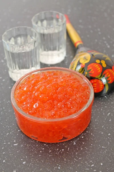 Caviar Rojo Tazón Sobre Fondo Blanco Cuchara Madera Pintada Estilo —  Fotos de Stock
