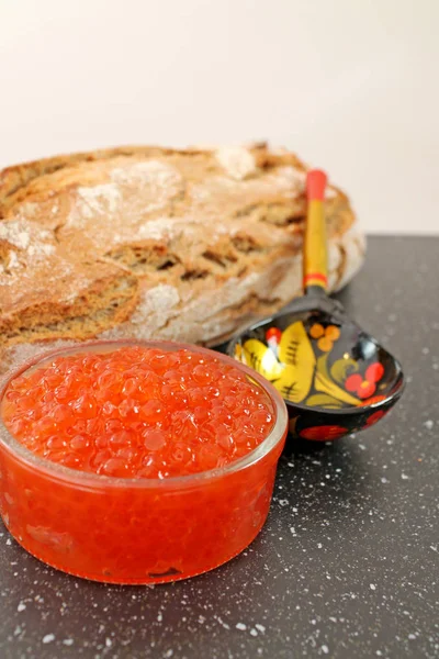 Cuenco Vidrio Con Caviar Salmón Rojo Servido Con Pan Recién —  Fotos de Stock