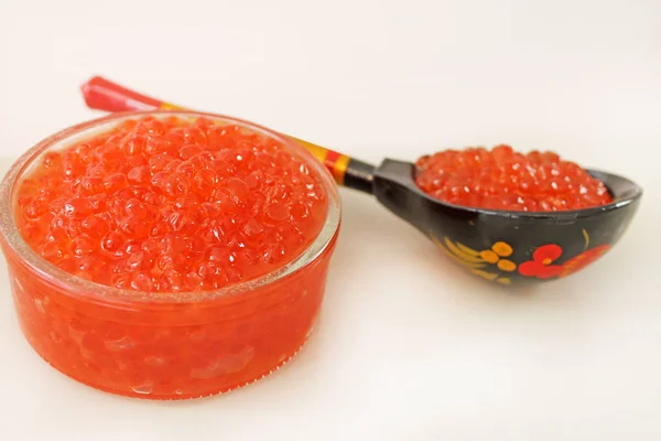 Caviar Vermelho Uma Tigela Sobre Fundo Branco Colher Madeira Pintada — Fotografia de Stock
