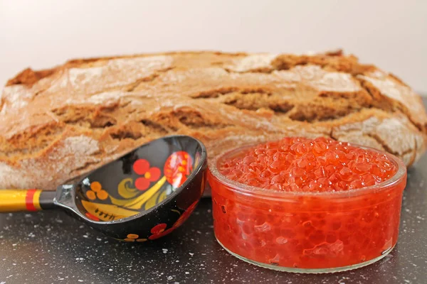 Cuenco Vidrio Con Caviar Salmón Rojo Servido Con Pan Recién —  Fotos de Stock