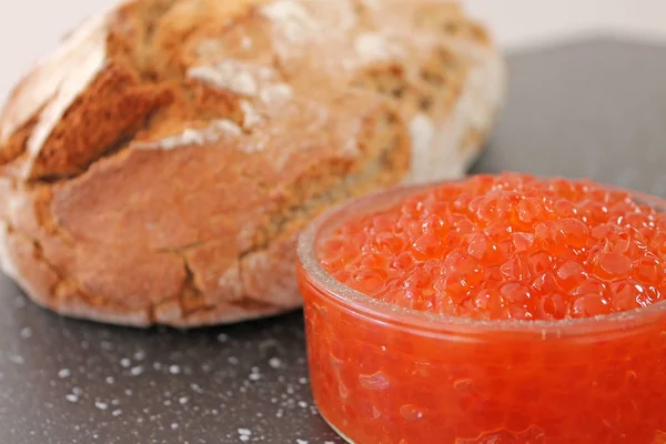 Rode Kaviaar Een Glazen Kom Vers Gebakken Brood Traditionele Russische — Stockfoto