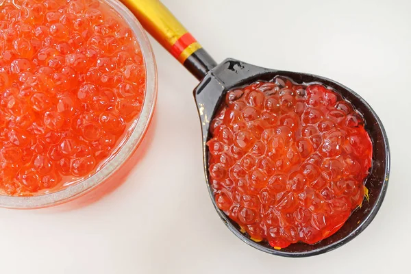 Caviar Rojo Tazón Sobre Fondo Blanco Cuchara Madera Pintada Estilo —  Fotos de Stock