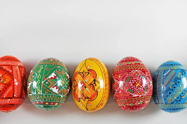 Kolorowe Pisanki Wierszu Białym Tle Tradycyjny Czeski Wielkanoc Ozdoby — Zdjęcie stockowe