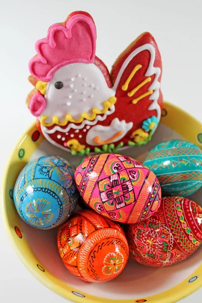 Tschechische Ostereier Und Lebkuchen Auf Einem Teller Osterdekoration — Stockfoto