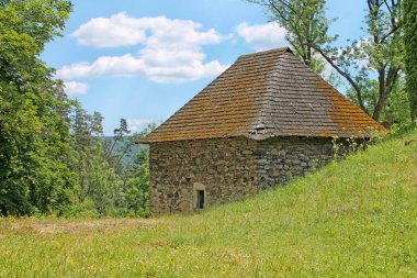 Yöreden Pernstejn Castle yakınındaki. South Moravian Region, Çek Cumhuriyeti. Bahar kırsal manzara.