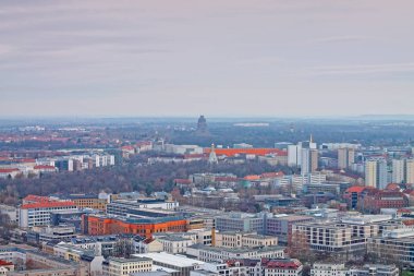 Leipzig bölgesinin havadan görünüşü ve Uluslar Savaşı Anıtı ve Rus hafıza kilisesi. Leipzig, Almanya.