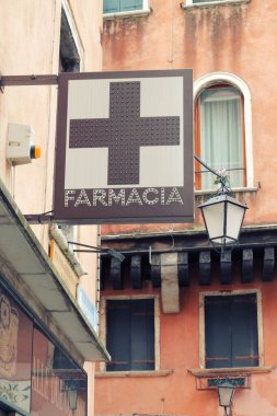  İtalya, Venedik 'te Apotheke retro tabelası. 29 Şubat 2020