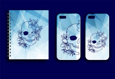 İlkbaharda sahte not defteri koleksiyonu ve akıllı telefon kapakları. Çiçekli kafatası çizimi olan çokgen yazıcıName.