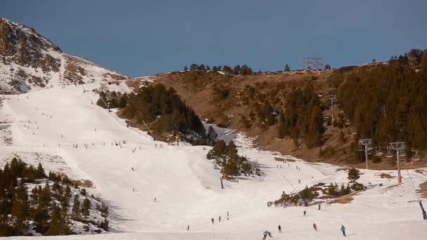 Bosque de nieve y esquiadores en telesilla Andorra — Vídeos de Stock