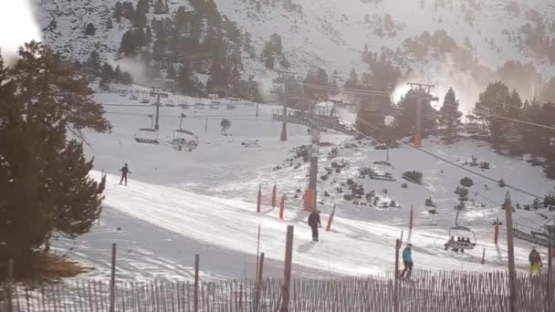 雪的森林和滑雪者在安道尔滑雪缆车上 — 图库视频影像